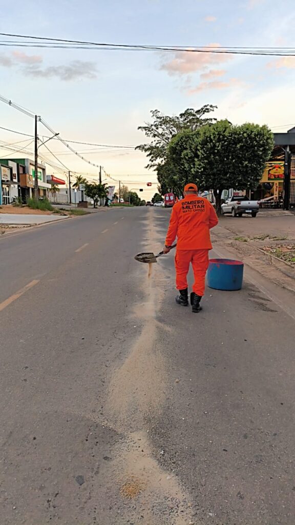 ALTA FLORESTA: Bombeiros agem rápido para evitar acidentes após derramamento de óleo na Av. Rogério Silva